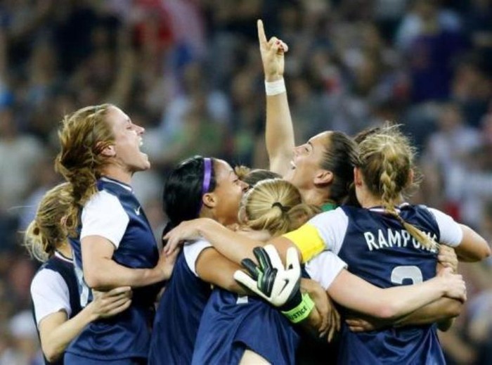 Các nữ cầu thủ đội tuyển bóng đá Mỹ ăn mừng sau khi đánh bại Nhật Bản trong trận chung kết để giành huy chương Vàng.